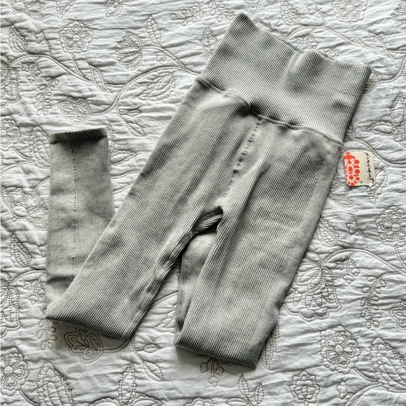 Stylish Ribbed Gray Leggings - Picture 1 of 5